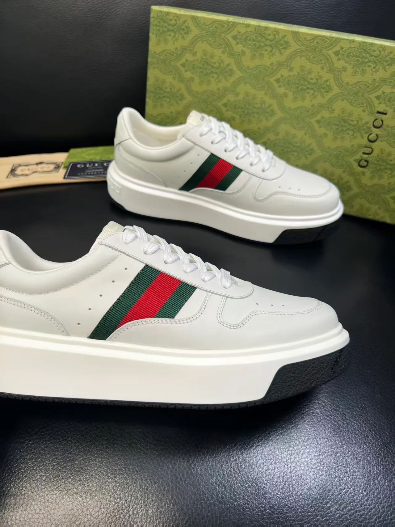 Factory price: 460💰. Gucci's new men's shoes GUCCI [Lightning] latest shoes are shipped. Original quality, fashionable, special materials, sheepskin lining, new packaging. The foot feels super comfortable and the workmanship is impeccable. Size: 38-44, customized 45